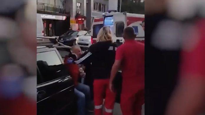 (video)-tezak-incident-u-mirijevu-aktivista-srpske-napredne-stranke-(81)-gurnut-na-automobil-u-pokretu:-prevezen-u-urgentni