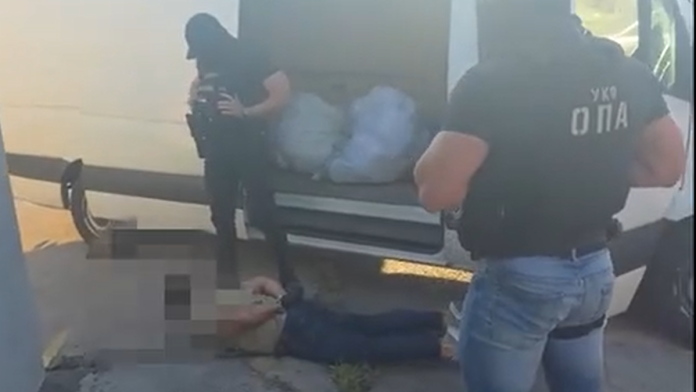 (video)-filmska-akcija-policije-u-beogradu!-u-kombiju-na-zrenjaninskom-putu-pronadeno-vise-od-70-kilograma-droge:-uhapsene-dve-osobe