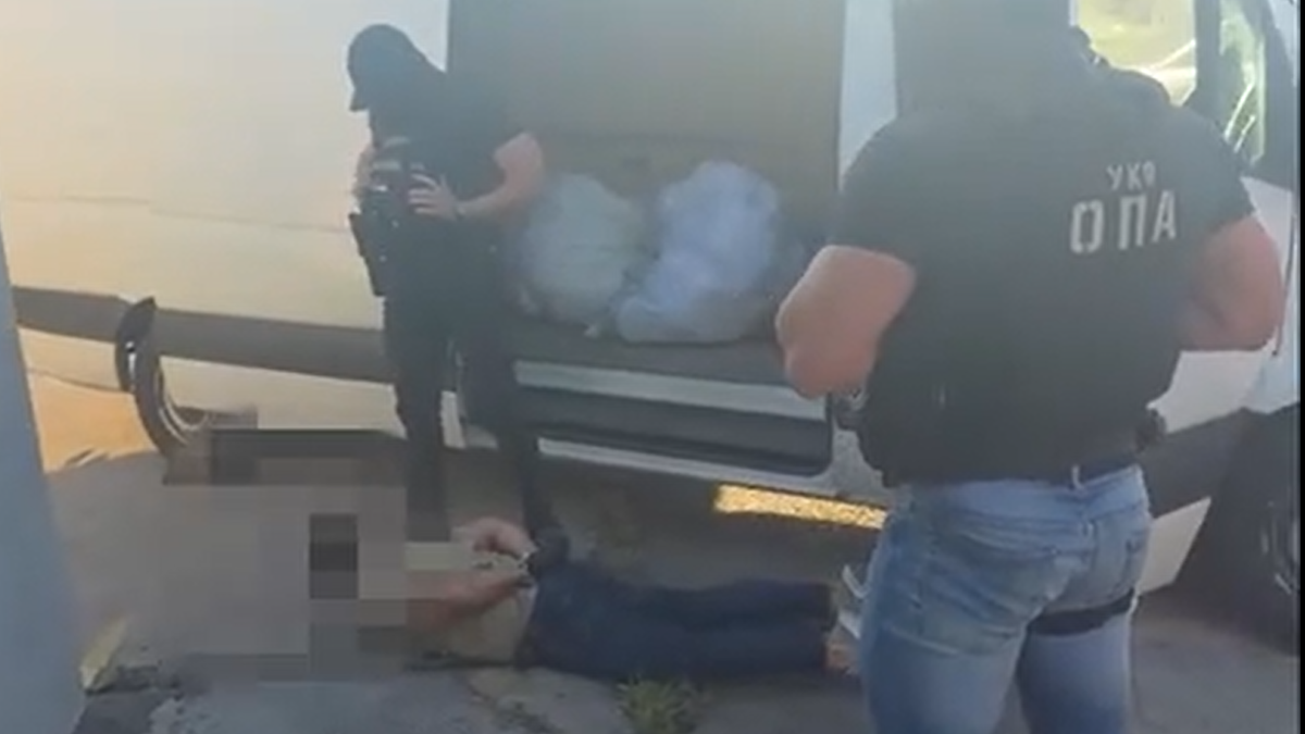 (video)-filmska-akcija-policije-u-beogradu!-u-kombiju-na-zrenjaninskom-putu-pronadeno-vise-od-70-kilograma-droge:-uhapsene-dve-osobe (video)-filmska-akcija-policije-u-beogradu!-u-kombiju-na-zrenjaninskom-putu-pronadeno-vise-od-70-kilograma-droge:-uhapsene-dve-osobe