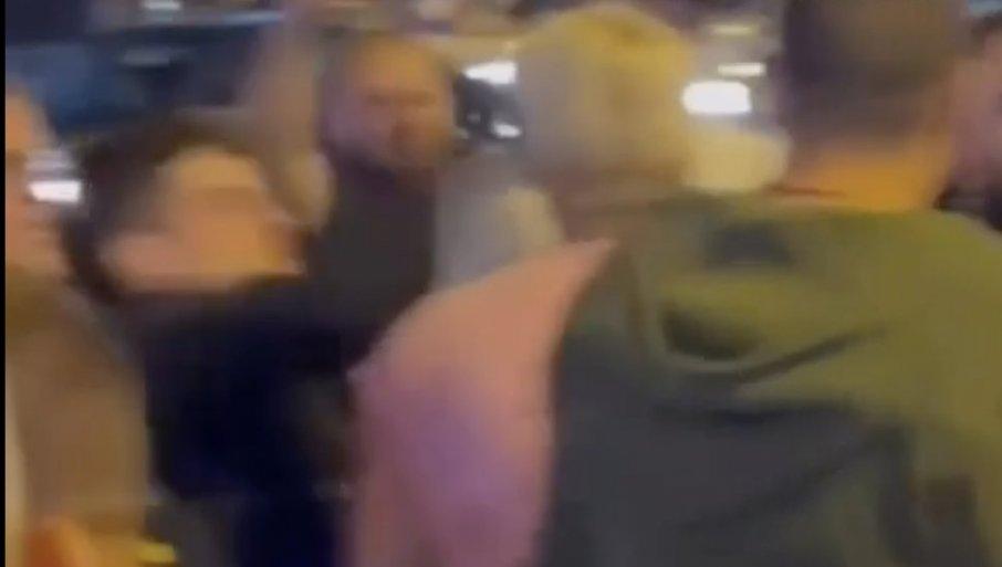 jezivo:-blokader-krvnicki-udario-aktivistkinju-sns-pesnicom-u-glavu-(video) jezivo:-blokader-krvnicki-udario-aktivistkinju-sns-pesnicom-u-glavu-(video)