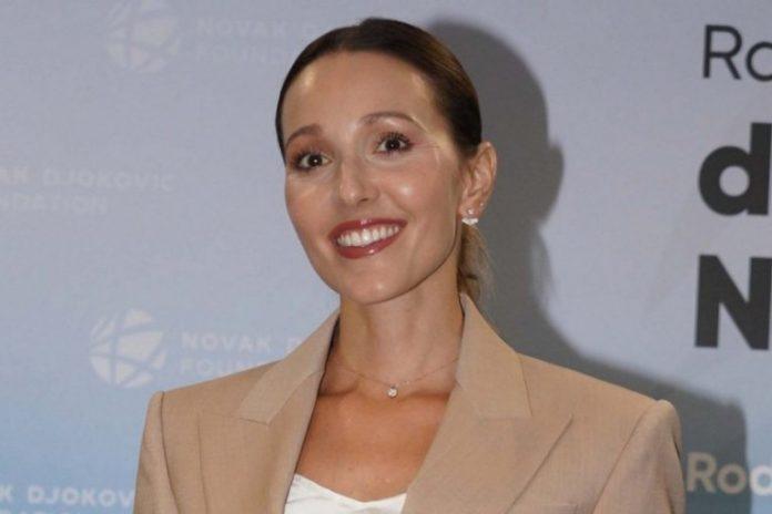jelena-dokovic-u-pink-haljini-odusevila-sve:-u-zagrljaju-novaka-pokazala-savrsen-letnji-stajling-–-detalj-privukao-posebnu-paznju-(foto)