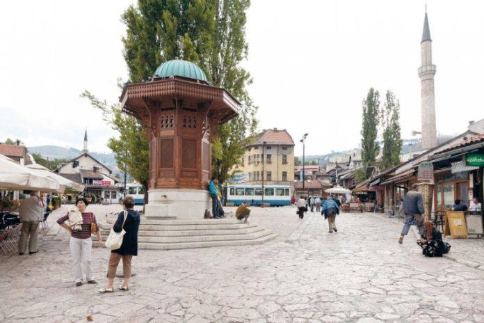 skandal-u-sarajevu:-fudbaler-digao-tri-prsta-pa-morao-da-se-javno-izvini