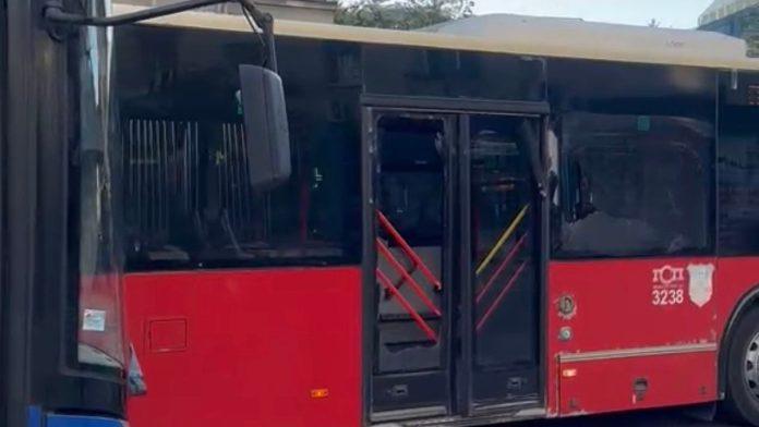 (foto,-video)-sudar-autobusa-kod-doma-omladine!-razbijena-vrata-i-prozori,-stvaraju-se-ogromne-guzve