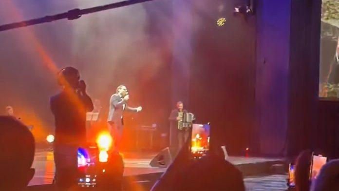 udovica-tome-zdravkovica-place,-pevac-je-grli-emotivne-scene-na-koncertu:-darko-lazic-sisao-sa-bine-(video)