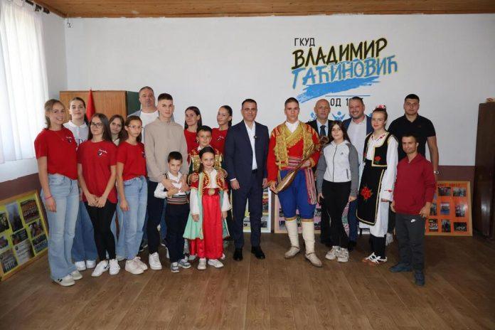 ministar-milicevic-u-bileci!-posetio-kud-“vladimir-gacinovic”-i-poslao-mocnu-poruku:-tradicija-i-identitet-se-cuvaju-delima-i-prisustvom!-(foto)