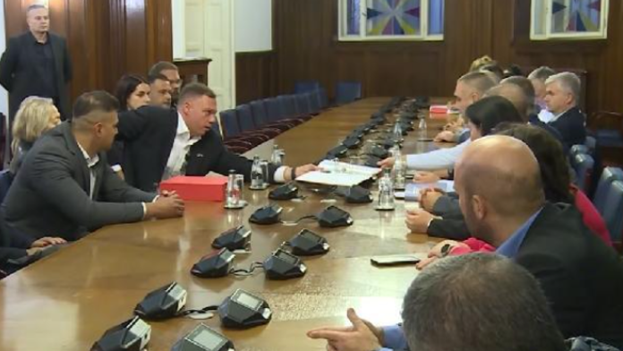 rik-ponistio-resenje-o-proglasenju-izborne-liste-“cale,-ovo-je-za-tebe-–-petar-duric-–-premijer-srbije”