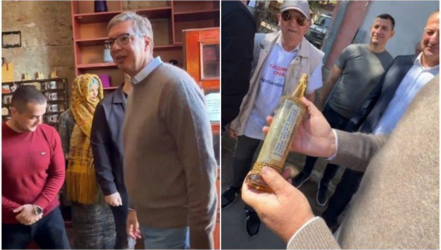 vucic-dobio-neobican-poklon-od-gradana:-“nevidenu-cast-mi-je-ukazao-deka-milutin”-(video) vucic-dobio-neobican-poklon-od-gradana:-“nevidenu-cast-mi-je-ukazao-deka-milutin”-(video)