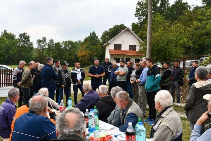nekada-smo-u-selu-imali-samo-5-sijalica!-a-sad-12-kilometara-ulicne-rasvete!-velika-ulaganja-u-viljusu-kod-cacka,-asfaltira-se-kljucna-deonica