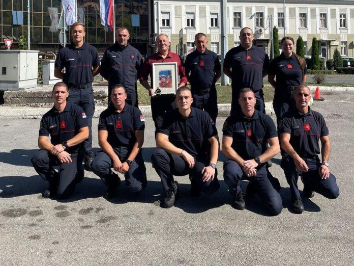 najveci-je-uspeh-spasiti-zivot:-posle-35-godina-sluzbe-uzicki-vatrogasac-milan-mikula-duricic-svecano-ispracen-u-penziju-(foto,-video)
