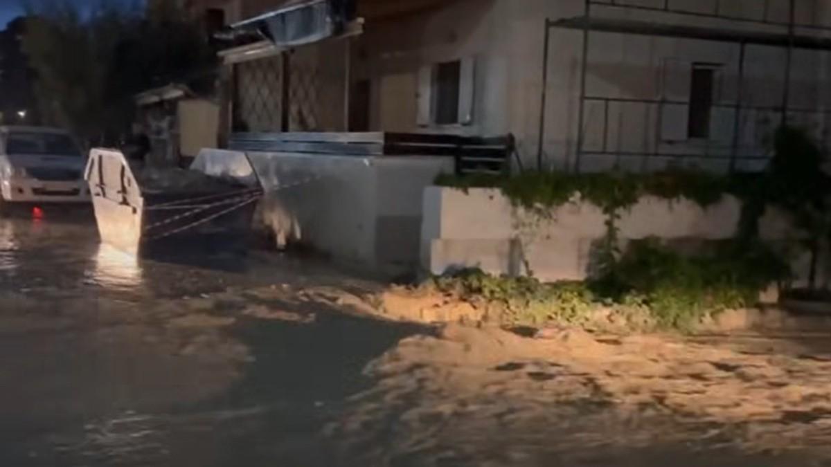 (video)-uzas-na-kritu!-snazno-nevreme-pogodilo-ostrvo,-ima-mrtvih:-automobil-se-survao-u-reku-kada-se-urusio-most,-nema-struje,-zatvorene-skole,-bujice-nosile-automobile (video)-uzas-na-kritu!-snazno-nevreme-pogodilo-ostrvo,-ima-mrtvih:-automobil-se-survao-u-reku-kada-se-urusio-most,-nema-struje,-zatvorene-skole,-bujice-nosile-automobile