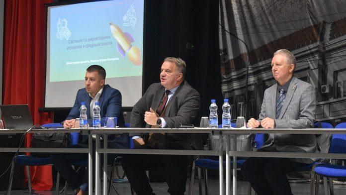 uskoro-novo-povecanje-plata-u-javnom-sektoru:-ministar-prosvete-otkrio-kada-ce-prosvetari-dobiti-vece-zarade