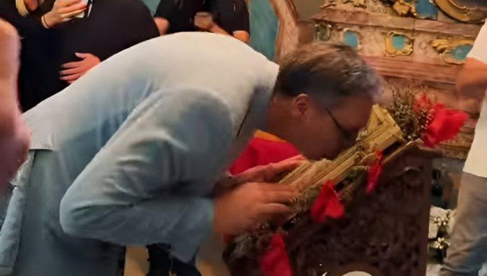 da-cuvamo-svoju-veru,-tradiciju-i-korene:-vucic-posetio-crkvu-svetog-nikole-u-irigu-(video)