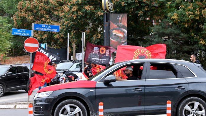 na-aerodromu-u-pristini-protest-pristalica-tzv.-ovk-pred-dolazak-ursule-fon-der-lajen