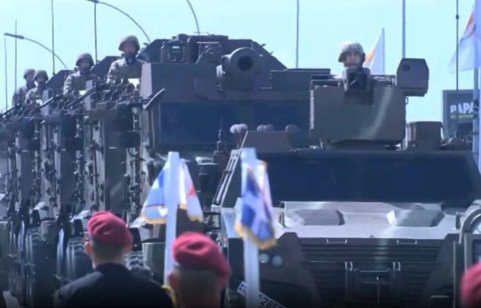 oruzje-proizvedeno-u-srbiji-ponos-vojne-parade!-kipar-obelezio-66.-godisnjicu-nezavisnosti,-ovo-su-ubojite-masine-iz-srpske-fabrike-(video)