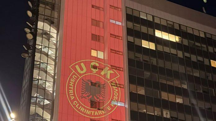 (foto)-skandal-u-pristini!-zgrada-vlade-privremenih-institucija-samouprave-osvetljena-u-bojama-tzv.-ovk