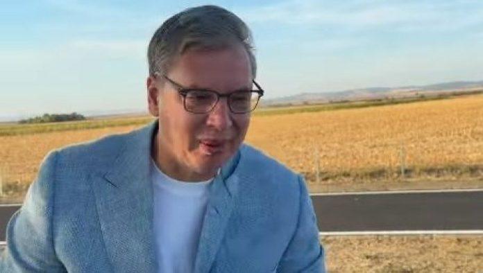 “gozba-na-parkingu”:-tokom-obilaska-sremskog-okruga-vucic-odlucio-da-predahne-(video)