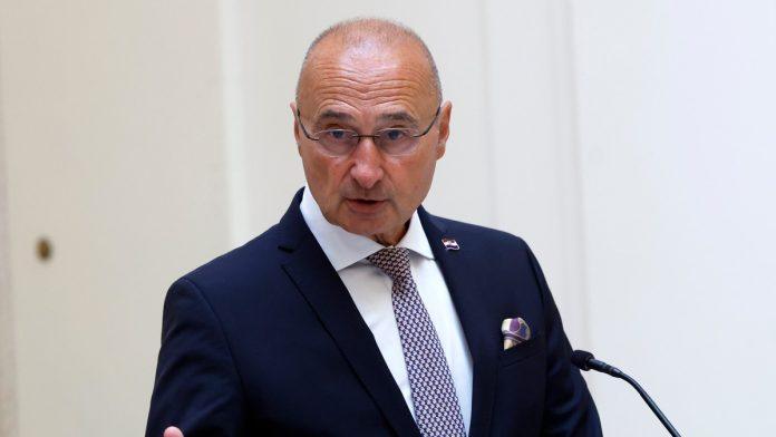 zagreb-podigao-ulog-traze-2,7-milijardi-dolara-ili-blokiraju-evropski-put-crne-gore?