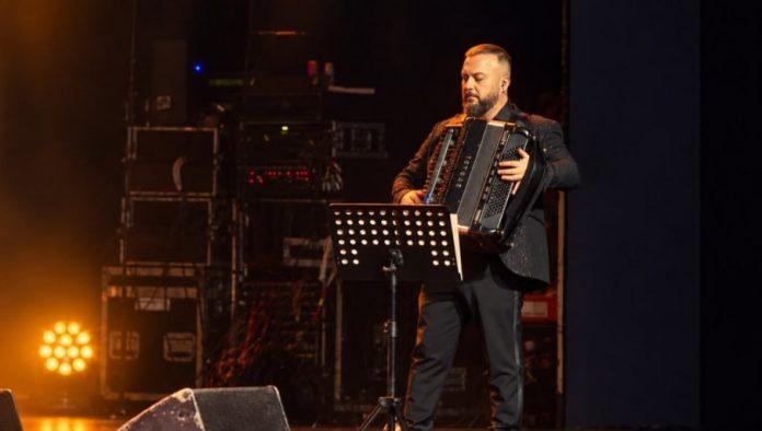 ako-je-publika-osetila-da-je-ponovo-medu-nama,-uspeli-smo:-borko-radivojevic-predvodio-orkestar-na-koncertu-u-cast-tome-zdravkovica-(foto)