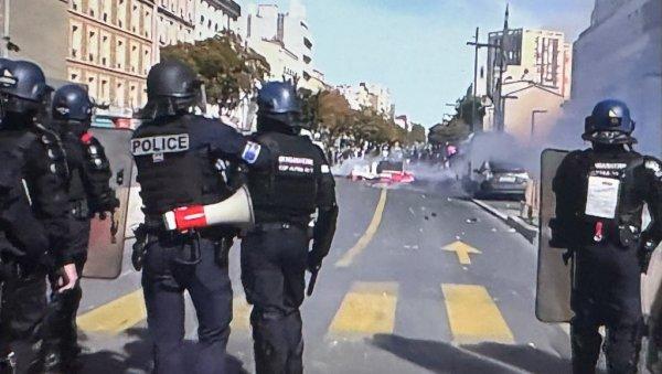 jurili-i-tukli-policajku:-cuvari-reda-na-meti-ucesnika-pobune jurili-i-tukli-policajku:-cuvari-reda-na-meti-ucesnika-pobune