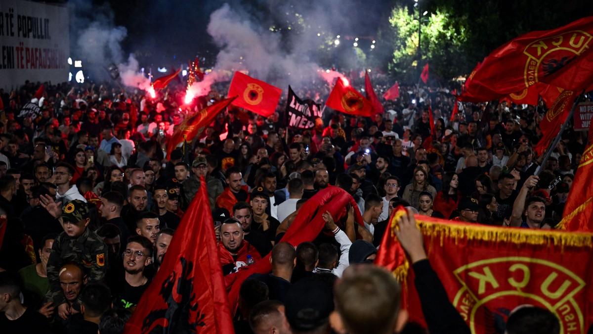 haos-u-pristini-ne-prestaje-17.-noc-protesta-zbog-presude-vodama-ovk,-demonstranti-pirotehnikom-gadali-ministarstvo haos-u-pristini-ne-prestaje-17.-noc-protesta-zbog-presude-vodama-ovk,-demonstranti-pirotehnikom-gadali-ministarstvo