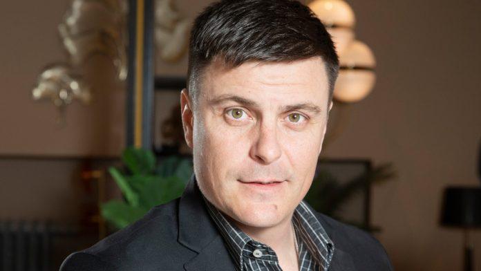 (foto)-gledali-ste-ga-u-“srecnim-ljudima”-a-niste-znali-da-je-otac-vuka-kostica-glumac-je-ovako-govorio-o-njemu:-“voleo-bih-da-budem-na-tom-nivou”