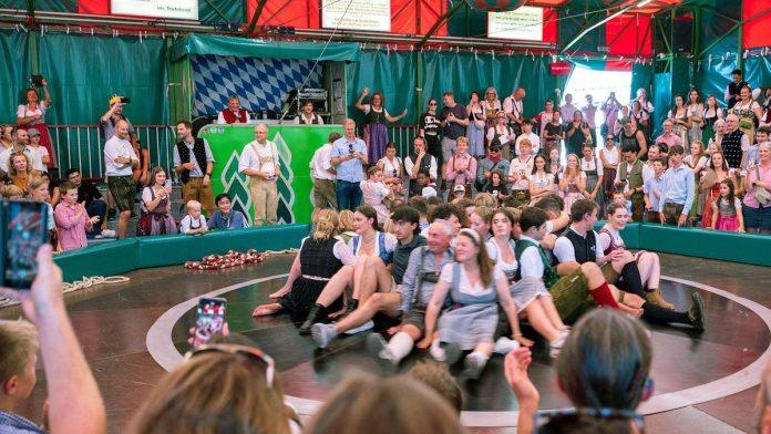 zene-na-oktoberfestu-dobile-sorceve-da-ih-ne-snimaju-ispod-suknje