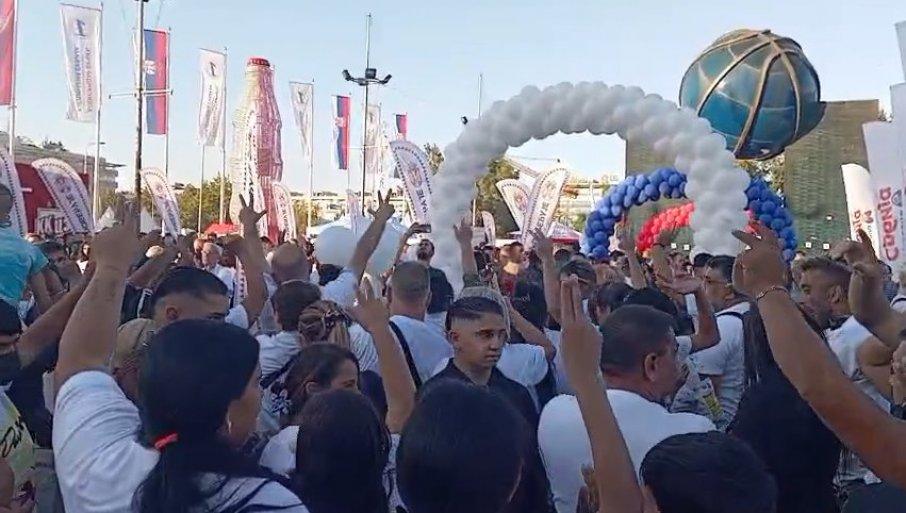 nema-boljeg-od-vucica-gradani-ispred-arene-pruzaju-podrsku-listi-broj-1:-“on-je-bio-najbolji-predsednik-u-istoriji-srbije”-(video) nema-boljeg-od-vucica-gradani-ispred-arene-pruzaju-podrsku-listi-broj-1:-“on-je-bio-najbolji-predsednik-u-istoriji-srbije”-(video)
