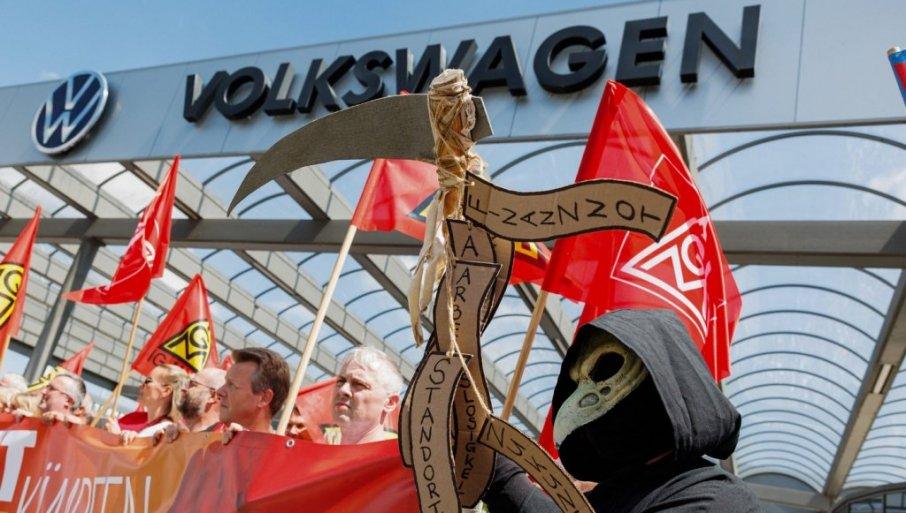 folksvagen-otkazao-deset-kolektivnih-ugovora:-sindikati-ostro-protiv,-moguc-spor-oko-plata-i-radnog-vremena folksvagen-otkazao-deset-kolektivnih-ugovora:-sindikati-ostro-protiv,-moguc-spor-oko-plata-i-radnog-vremena