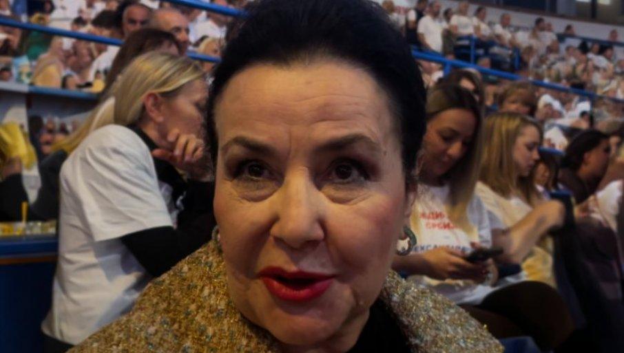 snezana-savic-u-areni:-tri-poljupca-za-vucica,-pa-jasna-poruka-(video) snezana-savic-u-areni:-tri-poljupca-za-vucica,-pa-jasna-poruka-(video)