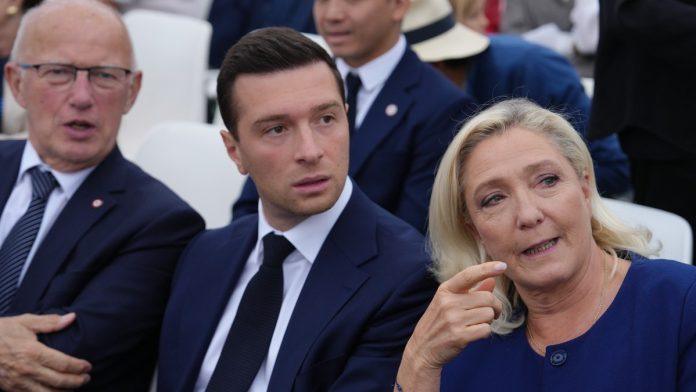 trebalo-je-da-bude-mlado-i-fotogenicno-lice-stranke,-a-sada-je-zbog-skandala-postao-omca-oko-vrata-za-marin-le-pen:-bura-u-francuskoj,-isplivala-tajna-prepiska