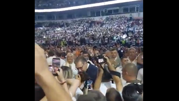 (video)-pogledajte-emotivan-trenutak-vucic-uoci-izlaska-na-binu-u-areni-poljubio-cerku-milicu