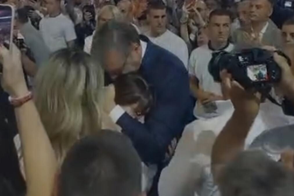 kako-tata-ljubi-svoju-cerku!-vucic-prolazio-kroz-masu,-pa-ugledao-mezimicu:-pogledajte-najemotivniji-momenat-u-areni-–-detalj-koji-je-svima-promakao-(video) kako-tata-ljubi-svoju-cerku!-vucic-prolazio-kroz-masu,-pa-ugledao-mezimicu:-pogledajte-najemotivniji-momenat-u-areni-–-detalj-koji-je-svima-promakao-(video)