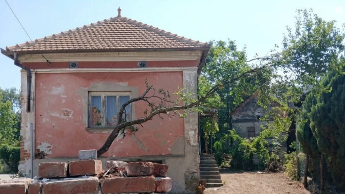 kuce,-bunar-i-12-ari-placa-za-male-pare:-oglas-kod-tumana-privlaci-cenom,-a-evo-sta-ceka-kupca