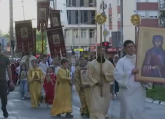 (FOTO) PRVI PUT IZNETE IZ MANASTIRA! Vernici u Kraljevu masovno pristižu da celivaju mošti majke Svetog Save: Čitaju se i MOLITVE ZA BOLESNE (foto)-prvi-put-iznete-iz-manastira!-vernici-u-kraljevu-masovno-pristizu-da-celivaju-mosti-majke-svetog-save:-citaju-se-i-molitve-za-bolesne