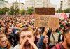 EVROPSKA ZEMLJA TONE U HAOS Hiljade BESNIH ljudi na ulicama, desničari prete, krenuli ka kampu demonstranata, raspoređene JAKE SNAGE POLICIJE evropska-zemlja-tone-u-haos-hiljade-besnih-ljudi-na-ulicama,-desnicari-prete,-krenuli-ka-kampu-demonstranata,-rasporedene-jake-snage-policije
