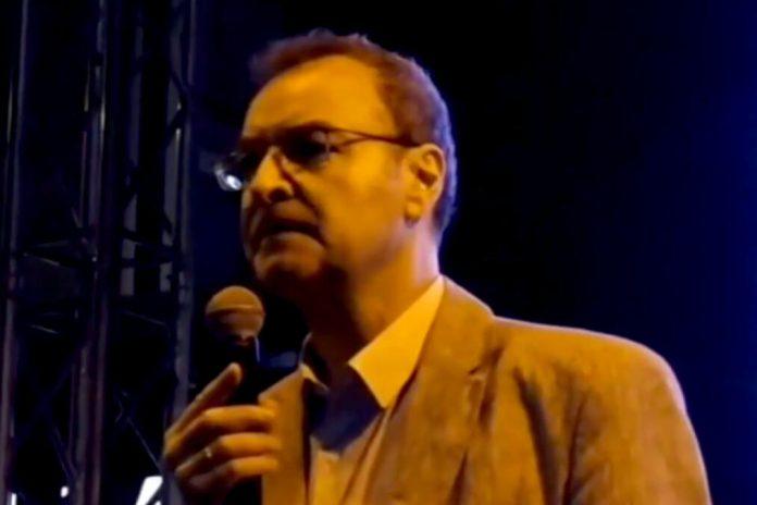 red-genocida,-red-zlocinca-i-lavez-pasa-iz-publike:-najbizarnija-scena-sa-blokaderskog-protesta-u-novom-pazaru-–-na-mig-jova-bakica-krenuli-da-kevcu-kao-psi