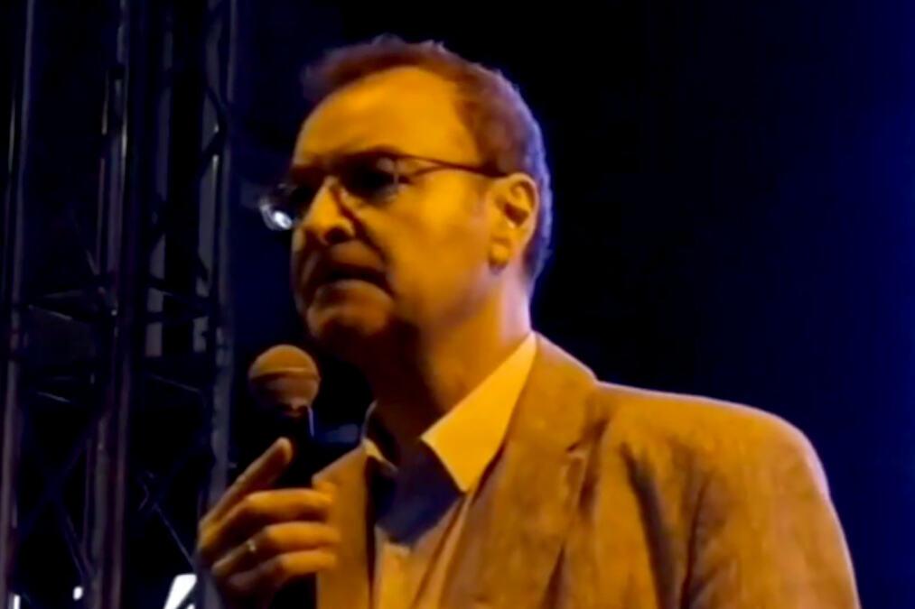 red-genocida,-red-zlocinca-i-lavez-pasa-iz-publike:-najbizarnija-scena-sa-blokaderskog-protesta-u-novom-pazaru-–-na-mig-jova-bakica-krenuli-da-kevcu-kao-psi red-genocida,-red-zlocinca-i-lavez-pasa-iz-publike:-najbizarnija-scena-sa-blokaderskog-protesta-u-novom-pazaru-–-na-mig-jova-bakica-krenuli-da-kevcu-kao-psi