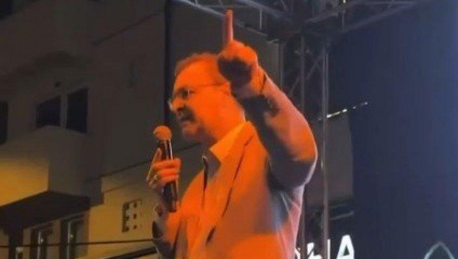 poglavnik-jovo-pozvao-“studente”-da-laju-kao-psi:-blokaderski-lavez-odjekivao-novim-pazarom!-(video) poglavnik-jovo-pozvao-“studente”-da-laju-kao-psi:-blokaderski-lavez-odjekivao-novim-pazarom!-(video)