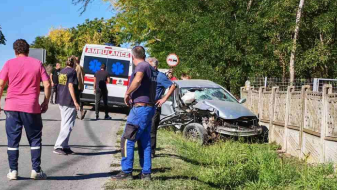 teska-nesreca-kod-pozarevca!-auto-totalno-smrskan,-na-licu-mesta-hitna-pomoc-(foto)