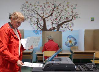 IZBORI U BIH I REPUBLICI SRPSKOJ Haos zbog elektronskog glasanja, izlaznost niska: Stanivuković došao sa bakom, oglasio se Igor Dodik (FOTO, VIDEO) izbori-u-bih-i-republici-srpskoj-haos-zbog-elektronskog-glasanja,-izlaznost-niska:-stanivukovic-dosao-sa-bakom,-oglasio-se-igor-dodik-(foto,-video)