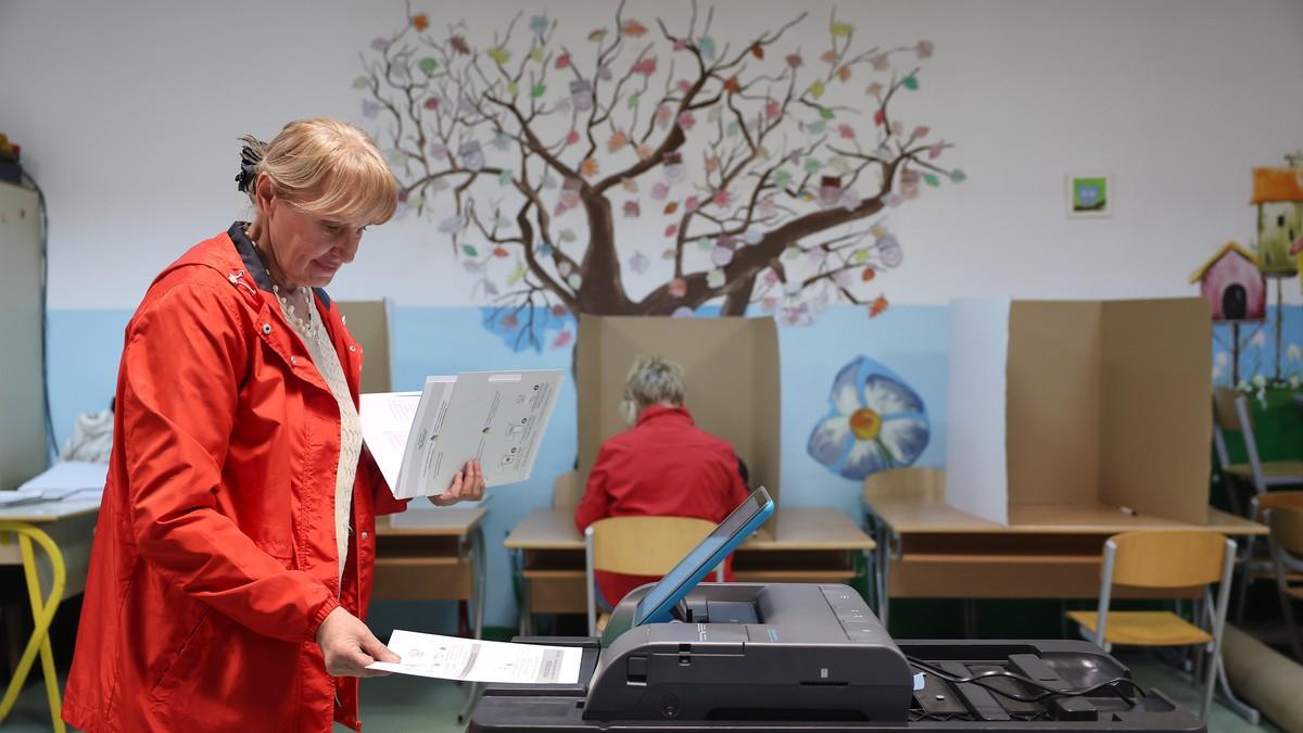 izbori-u-bih-i-republici-srpskoj-haos-zbog-elektronskog-glasanja,-izlaznost-niska:-stanivukovic-dosao-sa-bakom,-oglasio-se-igor-dodik-(foto,-video) izbori-u-bih-i-republici-srpskoj-haos-zbog-elektronskog-glasanja,-izlaznost-niska:-stanivukovic-dosao-sa-bakom,-oglasio-se-igor-dodik-(foto,-video)
