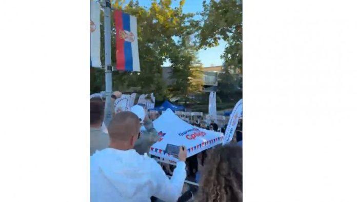 omladina-sns-u-akciji,-autobus-krstari-novim-beogradom:-narod-pruza-podrsku-aleksandru-vucicu-i-listi-ujedinjena-srbija
