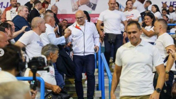 da-ih-pobedimo-ubedljivo!-poruka-lidera-naprednjaka-jasna,-a-evo-kojoj-poznatoj-glumici-je-poljubio-ruku-(foto)