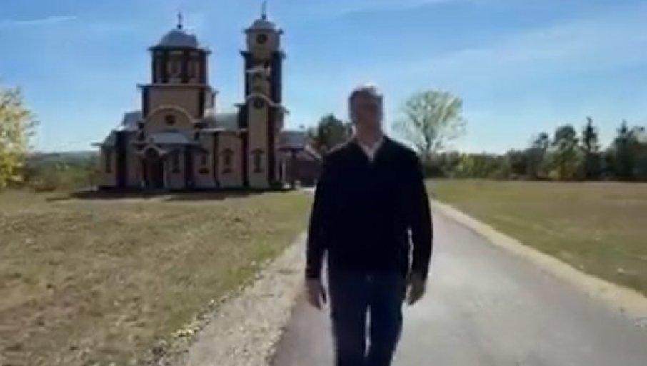 on-ne-vozi-bicikl,-on-ide-sigurnim-koracima:-pogledajte-sta-je-vucic-ostavio-mestanima-ivankovca-(video) on-ne-vozi-bicikl,-on-ide-sigurnim-koracima:-pogledajte-sta-je-vucic-ostavio-mestanima-ivankovca-(video)
