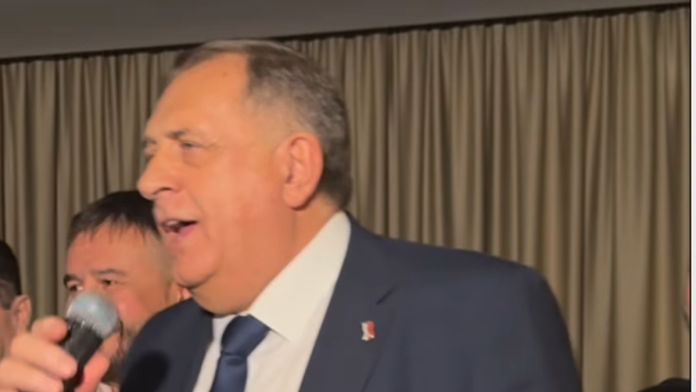 (video)-dodik-nakon-izbora-uzeo-mikrofon,-pa-zapevao-veliki-hit-“ovako-se-slavi-pobeda-republike-srpske”