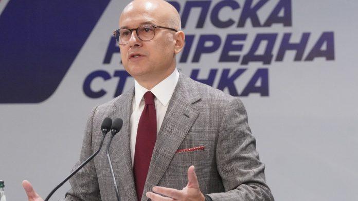 vucevic:-“apsolutna-laz-da-se-vucic-slikao-sa-trampom-”od-kartona”