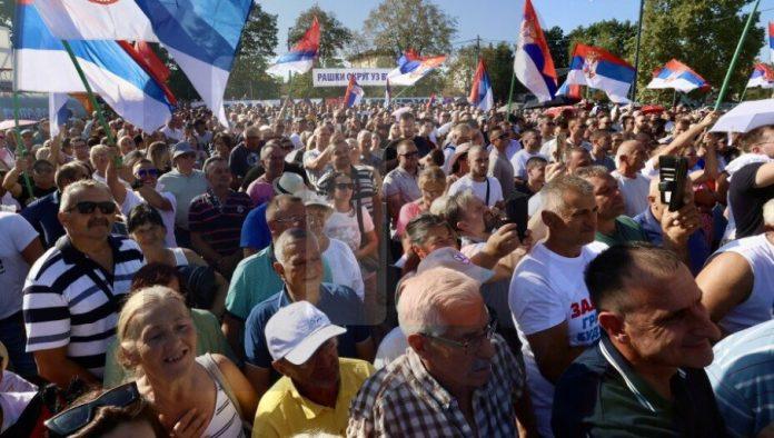 kraljevo-uz-“ujedinjenu-srbiju”:-oko-3.000-gradana-na-trgu-srpskih-ratnika,-zastave,-osmesi-i-poruka-zajednistva-(video)