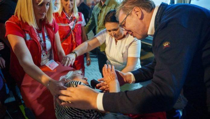 a-jos-kad-me-je-poljubila:-zeni-pozlilo-na-skupu-u-backoj-palanci,-vucic-odmah-intervenisao-(video)