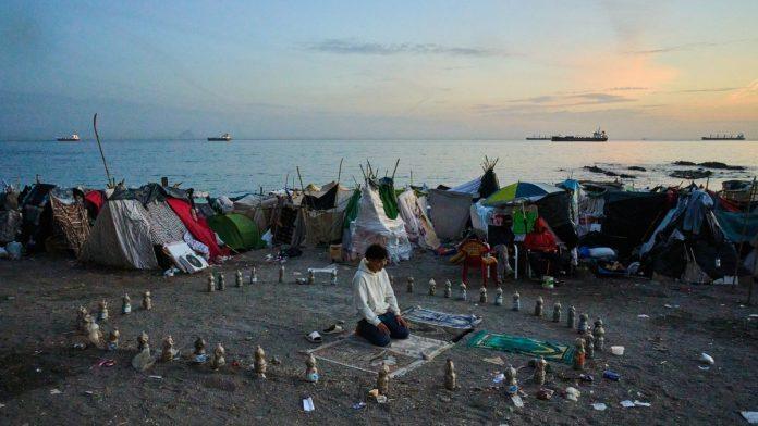 kamp-sa-3.000-migranata-na-udaru-policije-vlasti-naredile-iseljavanje-uoci-posete-kralja-carlsa-i-kamile