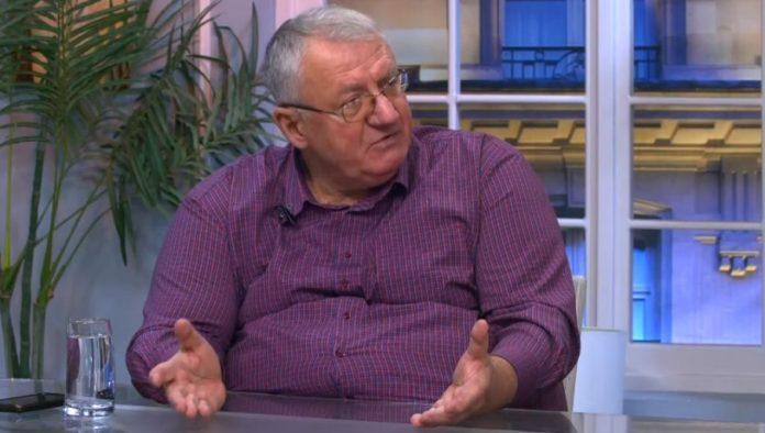 seselj-imao-na-stolu-ak-47,-bio-spreman-da-puca-na-bandu:-lider-radikala-otkrio-gde-je-bio-5.-oktobra
